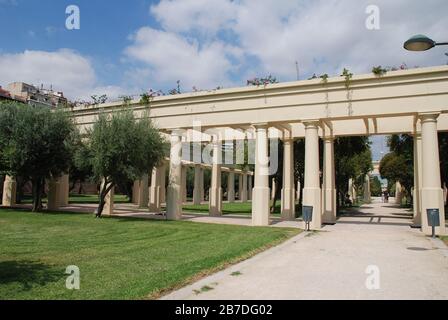 Colonnato decorativo al parco fluviale Turia di Valencia, Spagna. Il parco lungo 9 km è stato creato dopo che il fiume è stato dirottato per evitare inondazioni. Foto Stock