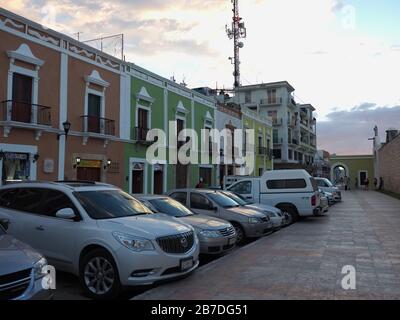 Vista sulla strada con edifici coloniali e automobili a San Francisco de Campeche in Messico Foto Stock