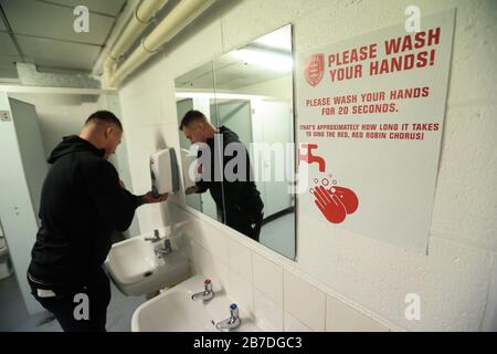 I fan dello scafo KR si lavano le mani prima della Coral Challenge Cup, quinta partita al Craven Park di Hull. Foto Stock