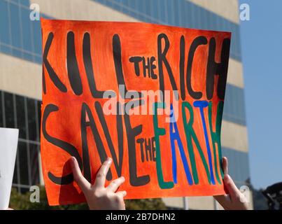 Asheville, Carolina del Nord, USA - 20 settembre 2019: Segno tenuto da una gioventù americana arrabbiata dicendo 'uccidere i ricchi, salvare la Terra' durante la strada mondiale Foto Stock