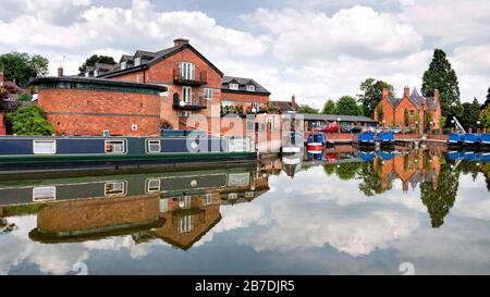 Union Wharf narrowboats e ufficio a Union Wharf, Market Harborough, Grand Union Canal Leicester Arm, Inghilterra, Regno Unito, Gran Bretagna Foto Stock