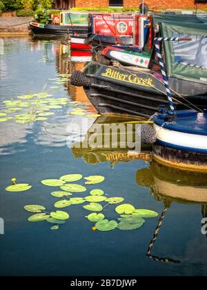 Barche a narrowboat ormeggiate al Market Harborough Wharf sul Grand Union Canal Leicester Arm, Inghilterra, Regno Unito, Gran Bretagna, Leicestershire Foto Stock