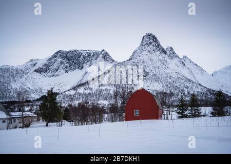 Monte Mykjetind in un paesaggio invernale a Senja, Norvegia. Foto Stock