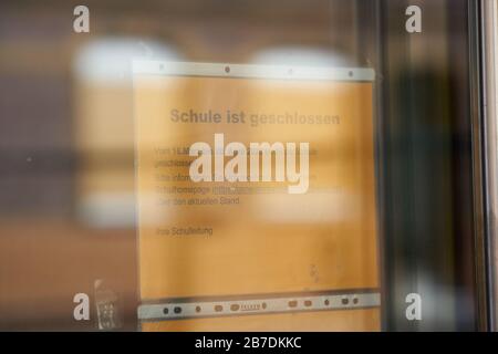 Coblenza, Germania. 15 Mar 2020. Un cartello all'ingresso della scuola elementare nel distretto di Koblenz di Neuendorf indica che la scuola è chiusa. A Renania-Palatinato, tutti i centri di assistenza e le scuole saranno chiusi dal lunedì al termine delle festività pasquali il 17 aprile. In vista della chiusura delle scuole e dei centri di assistenza diurna a partire da lunedì nella Renania-Palatinato, in molti luoghi verrà istituita l'assistenza per l'infanzia di emergenza. Credit: Thomas Frey/Dpa/Alamy Live News Foto Stock