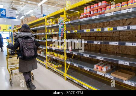 Montreal, CA - 15 marzo 2020: Scaffali vuoti in un supermercato Maxi. Mancanza di forniture a causa del panico di Coronavirus. Foto Stock