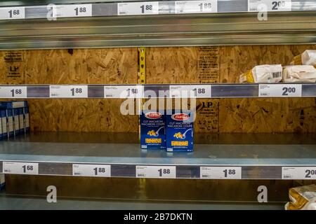 Montreal, CA - 15 marzo 2020: Scaffali vuoti in un supermercato Maxi. Mancanza di pasta a causa del panico di Coronavirus. Foto Stock