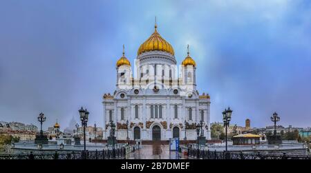 Mosca, Russia - 09 ottobre 2015: Famosa Cattedrale ortodossa di Cristo Salvatore in una tempesta di neve Foto Stock