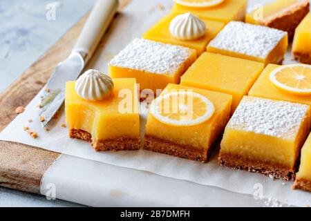 Limoni senza glutine con crosta di farina di mandorle Foto Stock