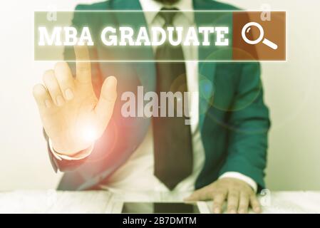 Scrittura a mano testo scrittura MBA Graduate. I fotomastro concettuali sono laureati con specializzazione in amministrazione di affari Foto Stock