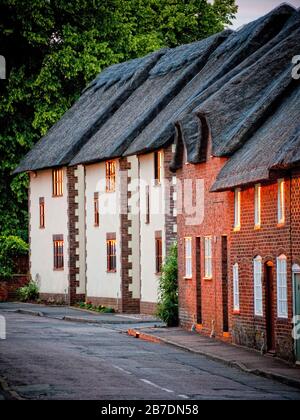 Fila di case a schiera con tetti di paglia a Welford, Inghilterra, Regno Unito, Gran Bretagna, Leicestershire, Foto Stock