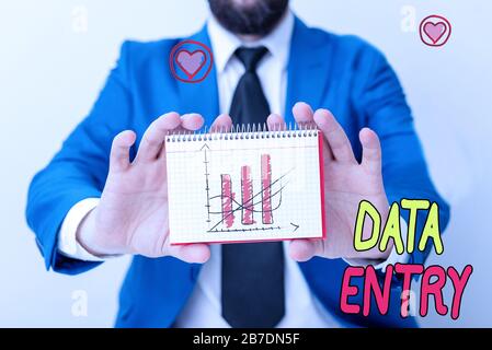 Scrittura a mano di testo inserimento dati. Processo fotografico concettuale per l'immissione di dati o informazioni nel computer Foto Stock