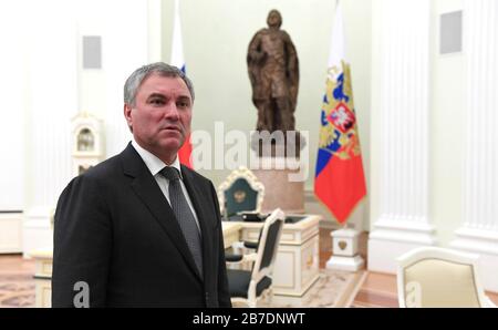 Vyacheslav Volodin, Presidente della Duma di Stato russa, arriva per un incontro con il Presidente Vladimir Putin e il Capo del Consiglio Politico del partito ucraino Piattaforma Di Opposizione Per la vita Viktor Medvedchuk al Cremlino il 10 marzo 2020 a Mosca, Russia. Foto Stock