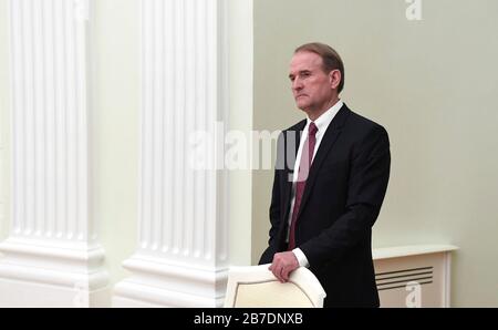 Capo del Consiglio Politico del partito ucraino Piattaforma Di Opposizione Per la vita Viktor Medvedchuk arriva per un incontro con il presidente Vladimir Putin e il presidente russo della Duma Vyacheslav Volodin al Cremlino il 10 marzo 2020 a Mosca, Russia. Foto Stock