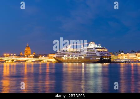 ST. PETERSBURG, RUSSIA - 20 GIUGNO 2019: Crociera del jorney di Azamara sul rivestimento a cinque stelle della sera Neva Foto Stock