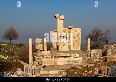 Monumento romano di Memmio nelle rovine di Efeso, Selcuk, Turchia Foto Stock