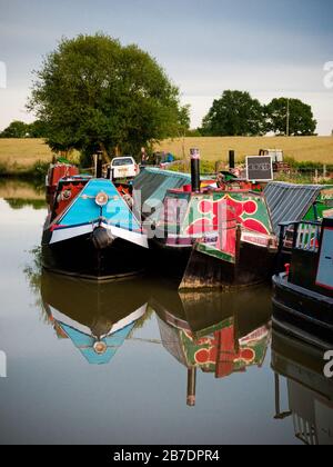 Vecchie imbarcazioni strettoio ormeggiate sul canale di Oxford (Sud), Oxfordshire, Inghilterra, Regno Unito, Gran Bretagna Foto Stock