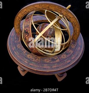 sfera armillare in ottone e legno Foto Stock