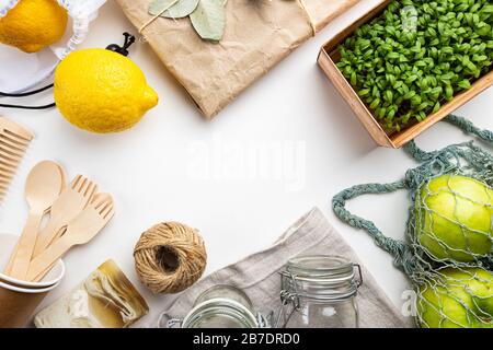 Concetto di zero sprechi. Cucina eco-friendly e set da bagno. Spazzole, sapone, borse tessili, vasetti di vetro, posate e piante di legno, spazio copia vista dall'alto Foto Stock