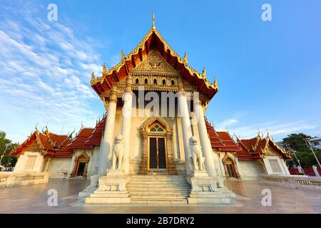 Tempio buddista di marmo conosciuto anche come Wat Benchamabopit Dusitvanaram a Bangkok, Thailandia. Foto Stock