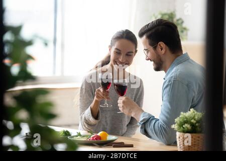 Felice coppia amorevole bicchieri di vino in cucina Foto Stock
