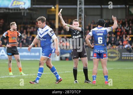 Saint Helens Louie McCarthy-Scarsbrook riceve una carta gialla durante la partita Betfred Super League alla giungla Mend-A-Hose di Castleford. Foto Stock