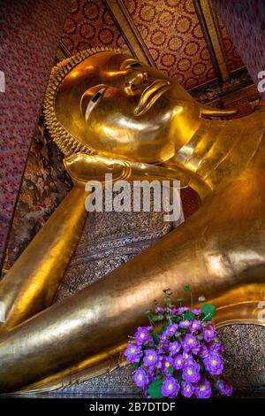 Statua di Buddha reclinata nel tempio buddista conosciuto come Wat Pho, a Bangkok, Thailandia Foto Stock