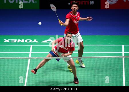 Melati Daeva Oktaviani (a sinistra) e Praveen Putavananukroh in azione la partita finale Mixed doppio durante il quinto giorno dei CAMPIONATI YONEX All England Open di Badminton all'Arena Birmingham. Foto Stock