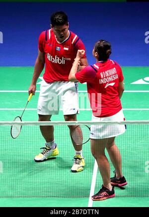 Indonesia Praveen Putavananukroh (a sinistra) Melati Daeva Oktavianti in azione la partita finale del doppio misto durante il quinto giorno dei CAMPIONATI YONEX All England Open Badminton all'Arena Birmingham. Foto Stock