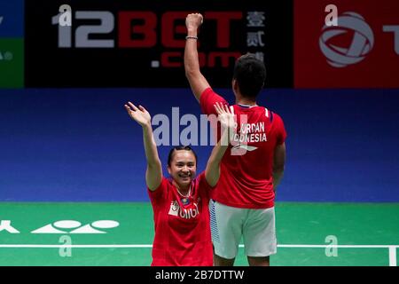 Indonesia Praveen Putavananukroh (a sinistra) Melati Daeva Oktavianti icelebrate winningThe Mixed raddoppia finale durante il giorno cinque del YONEX All England Open Badminton Championships all'Arena Birmingham. Foto Stock