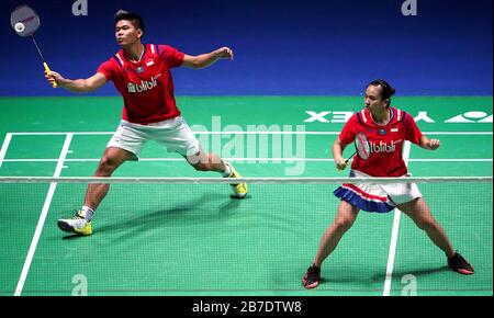 Indonesia Praveen Putavananukroh (a sinistra) Melati Daeva Oktavianti in azione il Mixed raddoppia finale partita durante il quinto giorno del YONEX All England Open Badminton Championships all'Arena Birmingham. Foto Stock