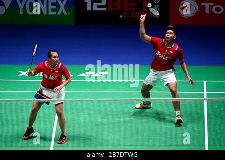 Melati Daeva Oktaviani (a sinistra) e Praveen Putavananukroh in azione la partita finale Mixed doppio durante il quinto giorno dei CAMPIONATI YONEX All England Open di Badminton all'Arena Birmingham. Foto Stock