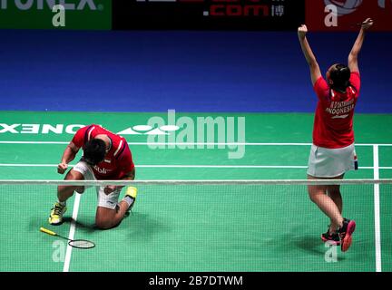 Indonesia Praveen Putavananukroh (a sinistra) Melati Daeva Oktavianti icelebrate winningThe Mixed raddoppia finale durante il giorno cinque del YONEX All England Open Badminton Championships all'Arena Birmingham. Foto Stock