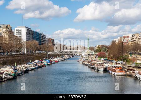 Arsenal Port sul Canal Saint Martin a Parigi Foto Stock