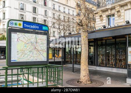 Il Cafe al Trocadero è chiuso a causa dell'epidemia di Coronavirus - Parigi, Francia Foto Stock