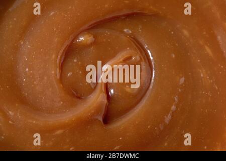 Salsa al caramello salata fatta in casa. Primo piano, cibo di fondo Foto Stock
