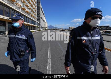 Napoli, Italia. 15 Mar 2020. Poliziotto al checkpoint in via Caracciolo nel centro di Napoli. Il governo italiano ha chiuso la maggior parte dei negozi per fermare la diffusione dell'epidemia di coronavirus COVID-19. Tra le altre misure, i movimenti di persone sono consentiti solo per il lavoro, per l'acquisto di beni essenziali e per motivi di salute. Credit: Independent Photo Agency Srl/Alamy Live News Foto Stock