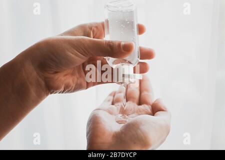 Disinfezione delle mani. Prendere il gel disinfettante dell'alcol sulle mani in luce bianca per prevenire l'epidemia di virus. Prevenzione delle malattie influenzali. Pulizia e disinfezione Foto Stock