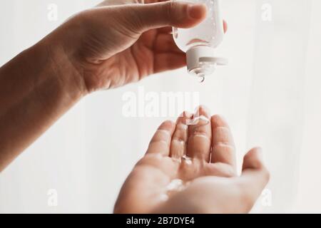 Disinfezione delle mani. Applicazione di gel disinfettante imbevuto di alcool sul palmo delle mani per prevenire l'epidemia di virus. Prevenzione delle malattie influenzali e del coronavirus. Pulizia di un Foto Stock