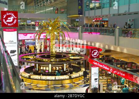 DUBAI, Emirati Arabi Uniti - 02 FEBBRAIO 2020: Albero di palma d'oro nella sezione dei gioielli delle catene di negozi duty free. Simbolo dell'Aeroporto Internazionale di Dubai Foto Stock