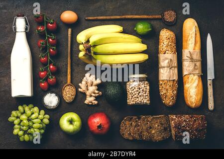 Piatto di cibo sano - latte, pane, frutta, verdure, cereali e legumi su sfondo rustico, cucina o alimentari concetto di shopping, nessuna plastica, Foto Stock