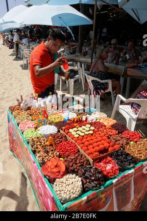 Caramelle con peperoncino venditore sulla spiaggia, Acapulco, Messico Foto Stock