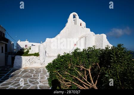 Chiesa greco-ortodossa di Panagia Paraportiani nella città di Chora sull'isola di Mykonos Foto Stock