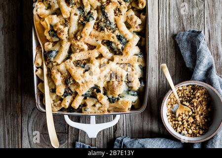 Cavolfiore e rigatoni al forno con pangrattato di salvia Foto Stock
