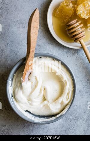 Gelato alla ricotta al miele e al limone timo Foto Stock