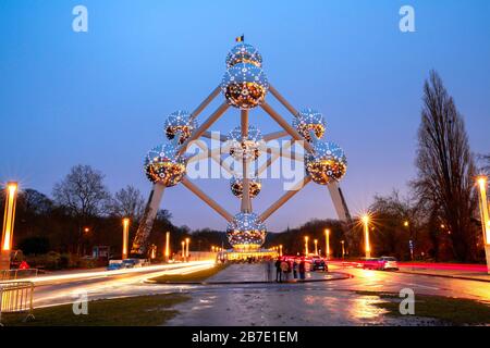 Monumento Atomium a Bruxelles (Belgio) di notte Foto Stock