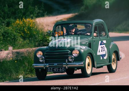 Pesaro COLLE SAN BARTOLO , ITALIA - 17 MAGGIO - 2018 : FIAT 500 C 'TOPOLINO' BELVEDERE 1951 su una vecchia auto da corsa in rally Mille miglia 2018 la famosa ita Foto Stock