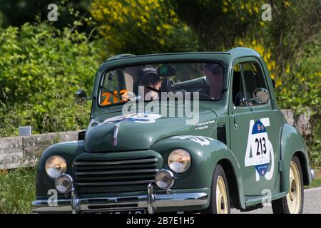 Pesaro COLLE SAN BARTOLO , ITALIA - 17 MAGGIO - 2018 : FIAT 500 C 'TOPOLINO' BELVEDERE 1951 su una vecchia auto da corsa in rally Mille miglia 2018 la famosa ita Foto Stock