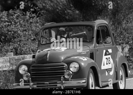 Pesaro COLLE SAN BARTOLO , ITALIA - 17 MAGGIO - 2018 : FIAT 500 C 'TOPOLINO' BELVEDERE 1951 su una vecchia auto da corsa in rally Mille miglia 2018 la famosa ita Foto Stock