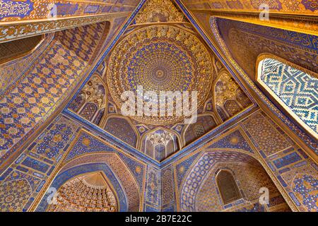 Interno della Moschea di Tilya Kori e Madrasah situato in Piazza Registan, a Samarkand, Uzbekistan Foto Stock