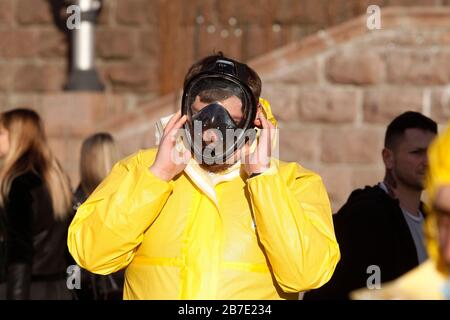 Kiev, Kiev, Ucraina. 13 Marzo 2020. Un uomo che indossa un costume protettivo e una maschera a gas come misura preventiva contro il virus corona.il governo ucraino vieta temporaneamente agli stranieri di entrare in Ucraina e termina i servizi passeggeri internazionali regolari a partire dal 17 marzo 2020, per garantire la lotta contro la diffusione di nuovi coronavirus in Ucraina. Credit: Pavlo Gonchar/Sopa Images/Zuma Wire/Alamy Live News Foto Stock